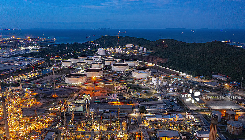 黄昏时分的炼油厂，用于石油、天然气和运输概念背景图片素材