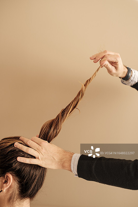 理发师为女士做头发造型图片素材