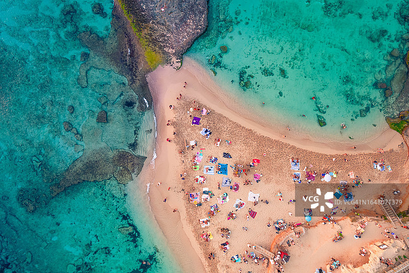 伊维萨岛卡拉孔特海滩日落人群无人机鸟瞰图图片素材