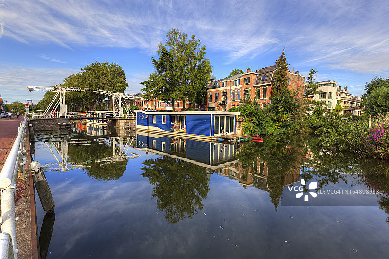 乌得勒支莱德舍莱恩河上的吊桥和船屋图片素材