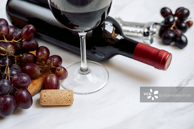 红酒杯、酒瓶与新鲜葡萄图片素材