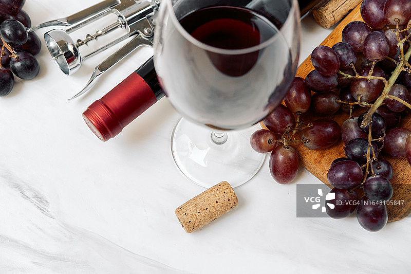 红酒杯、酒瓶与新鲜葡萄图片素材