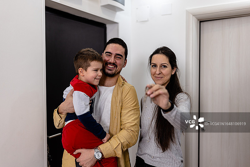 一家人兴高采烈地走进新家图片素材