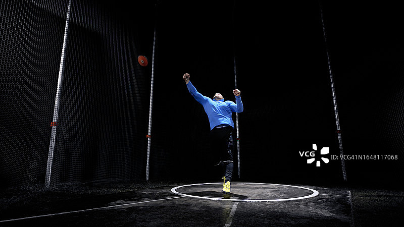 男人扔铁饼图片素材