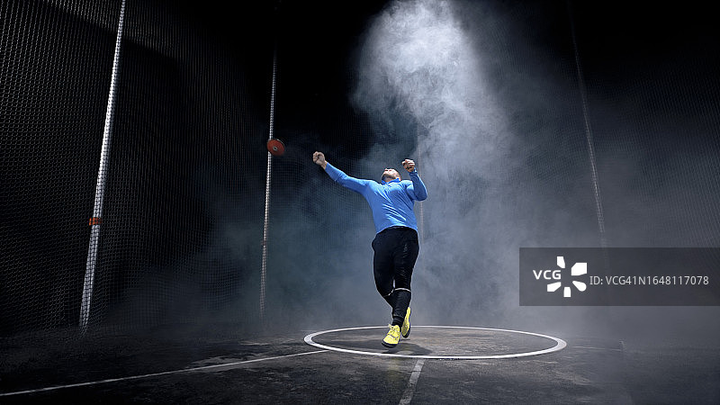 男人扔铁饼图片素材