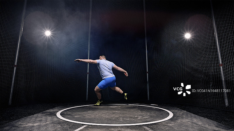 正在转动铁饼的男运动员图片素材
