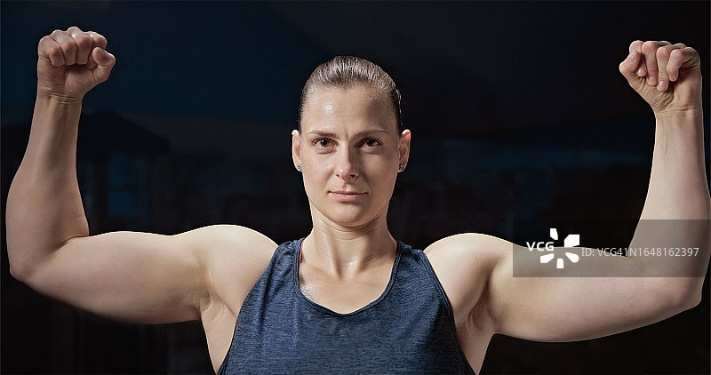 展示肌肉的女人图片素材