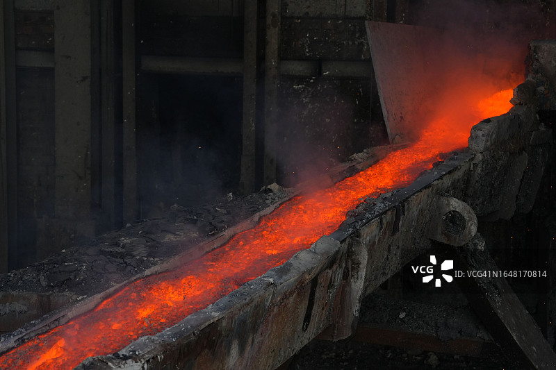 工厂里的熔锡图片素材