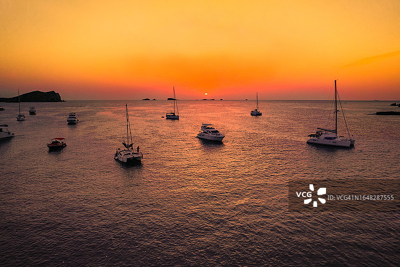 伊比萨岛卡拉孔特日落时停泊的豪华游艇鸟瞰图图片素材