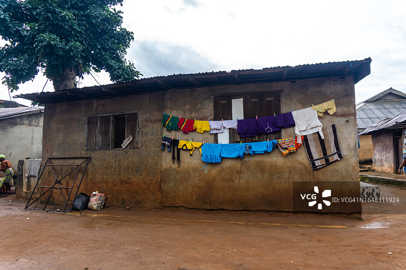 尼日利亚伊科罗杜：用作衣架的建筑物墙壁图片素材
