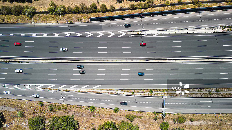 车辆通行的公路鸟瞰图：旅行、交通、公路出行概念图片素材