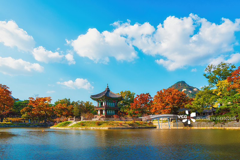 韩国首尔景福宫香远亭秋景，亚洲旅游胜地图片素材