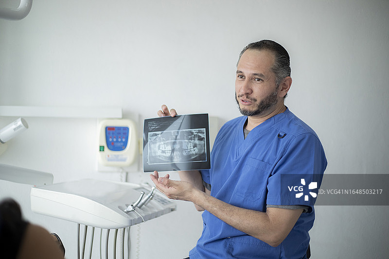 男牙医和患者图片素材