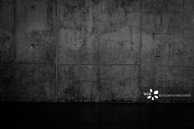 粗糙的深色混凝土墙和潮湿地面图片素材