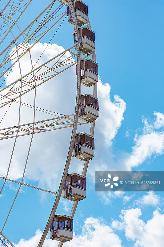 第一人称视角：巴黎的摩天轮图片素材