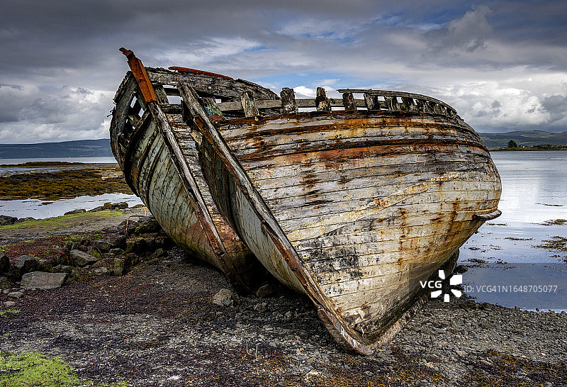 在苏格兰内赫布里底群岛马尔岛Keal湖上搁浅和废弃的船只残骸图片素材