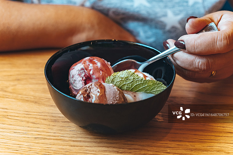 女人吃冰淇淋。甜蜜的诱惑。图片素材