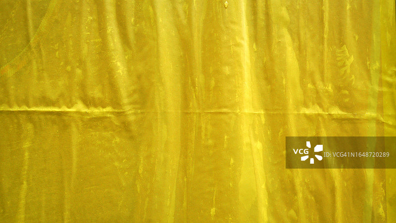 美国纽约州曼哈顿墙壁上褶皱的黄色海报特写图片素材
