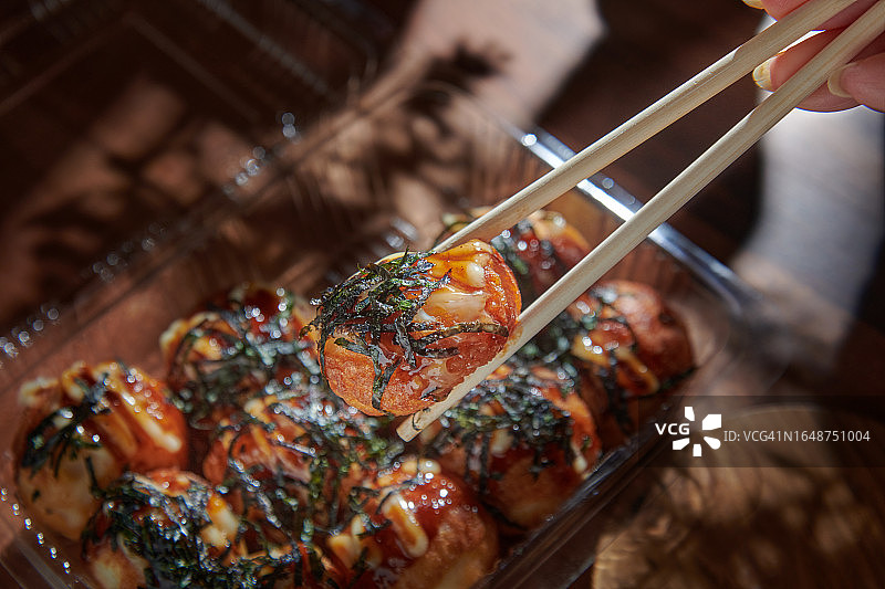 用筷子夹章鱼小丸子图片素材