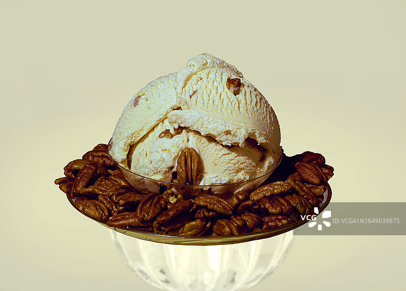香草冰淇淋与核桃图片素材