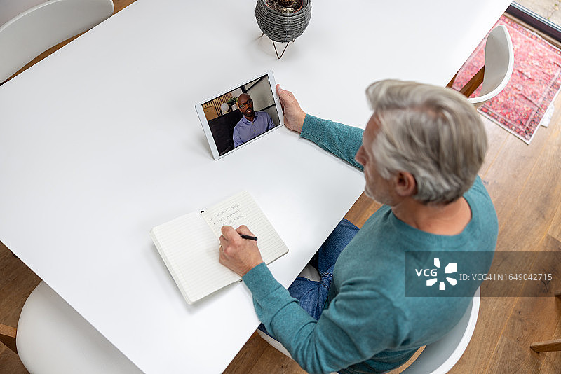 一位老人正在和他的医生视频通话图片素材