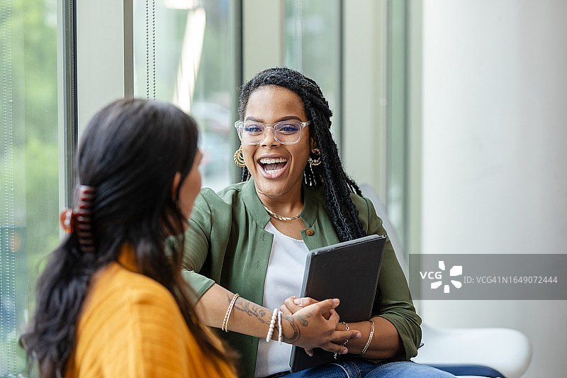 咨询师和患者在会谈中分享笑声图片素材