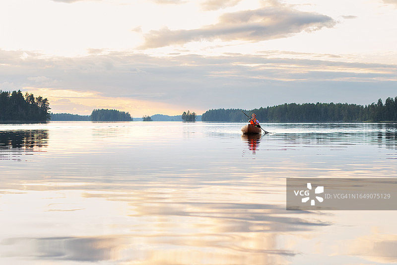 湖上日落划独木舟旅行图片素材