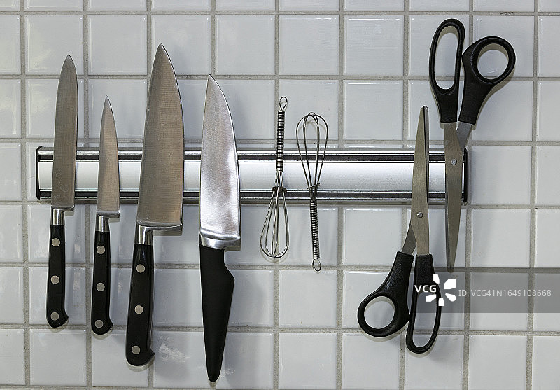 挂在厨房墙壁上的刀具图片素材