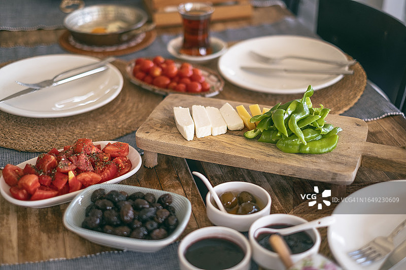 夏季的传统自制土耳其早餐桌图片素材