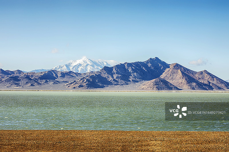 有水的博纳维尔盐滩图片素材