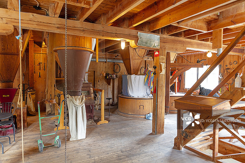 老旧木制磨坊内部图片素材