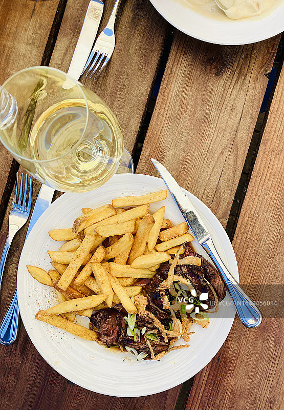 牛排和炸薯条套餐图片素材