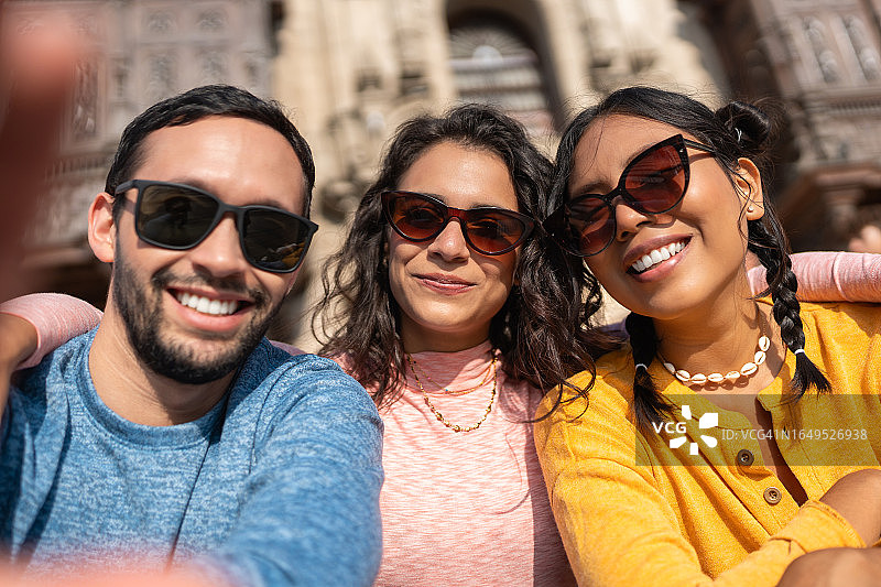 三个朋友笑着自拍图片素材