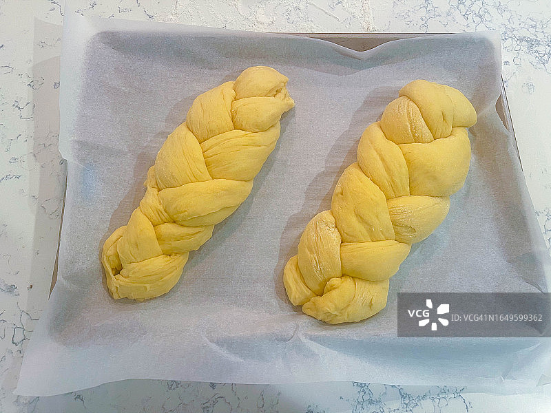 两个编织面包图片素材