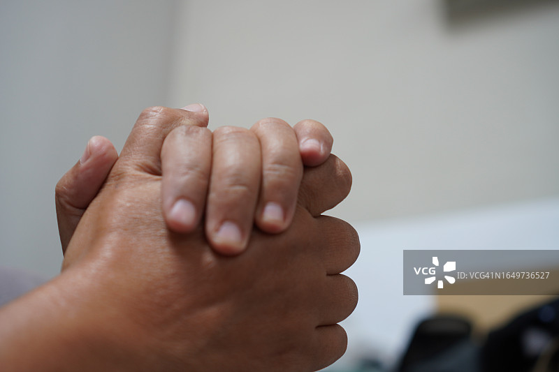 女人紧握的双手图片素材