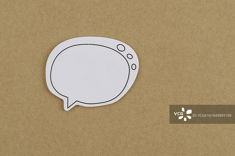棕色背景上的带复制空间的语音气泡，表达“谈话”图片素材