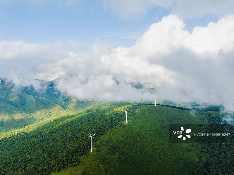 云雾缭绕的山脉图片素材