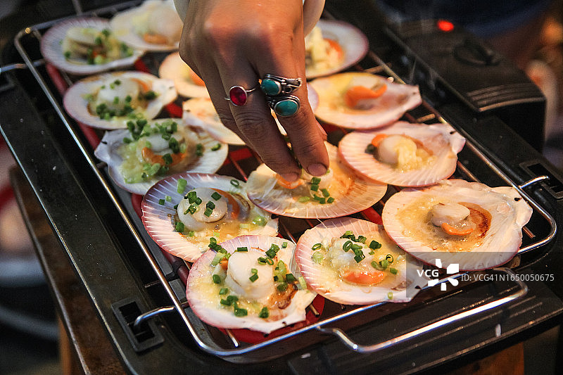 曼谷周末市场出售的烤海鲜扇贝图片素材