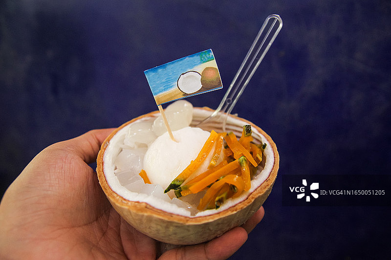 曼谷乍都乍周末市场出售的泰式椰子冰淇淋图片素材