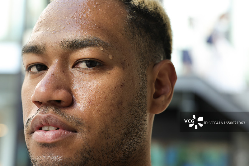 年轻男人户外肖像图片素材