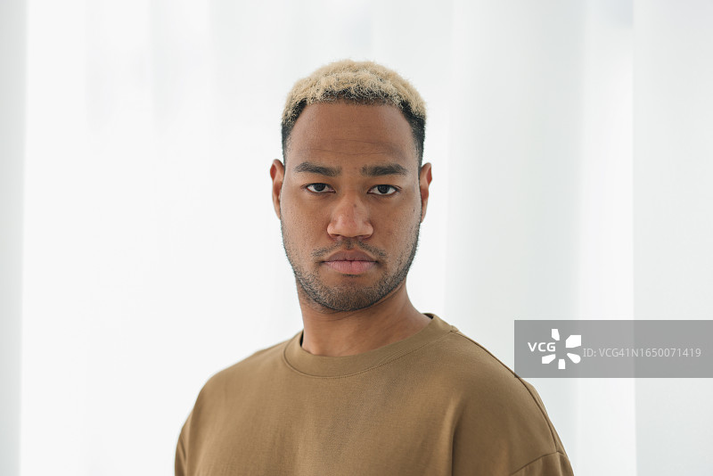 年轻男人肖像图片素材