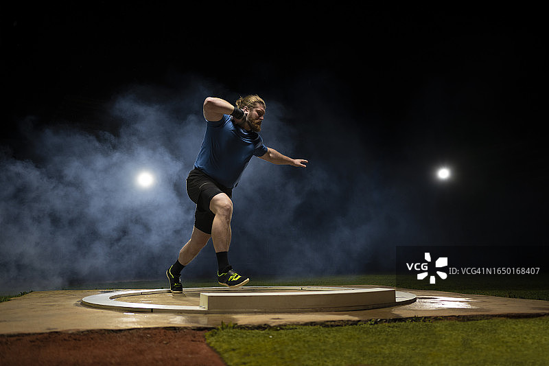 男运动员转身投掷铅球图片素材