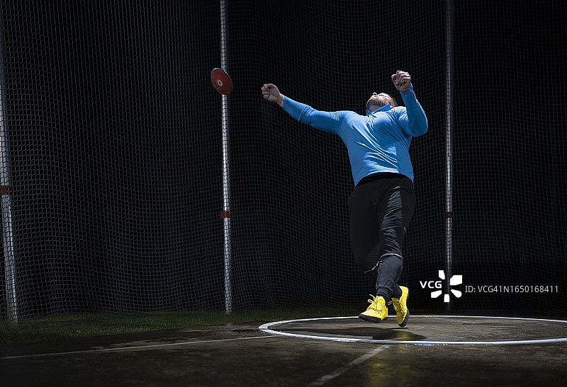 男人扔铁饼图片素材