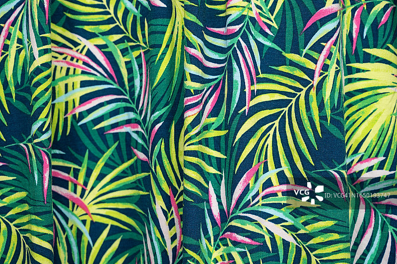 织物背景上的绿色树叶无缝图案图片素材