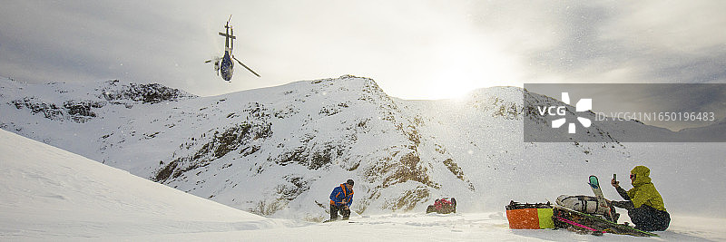 直升机降落后返航全景图片素材
