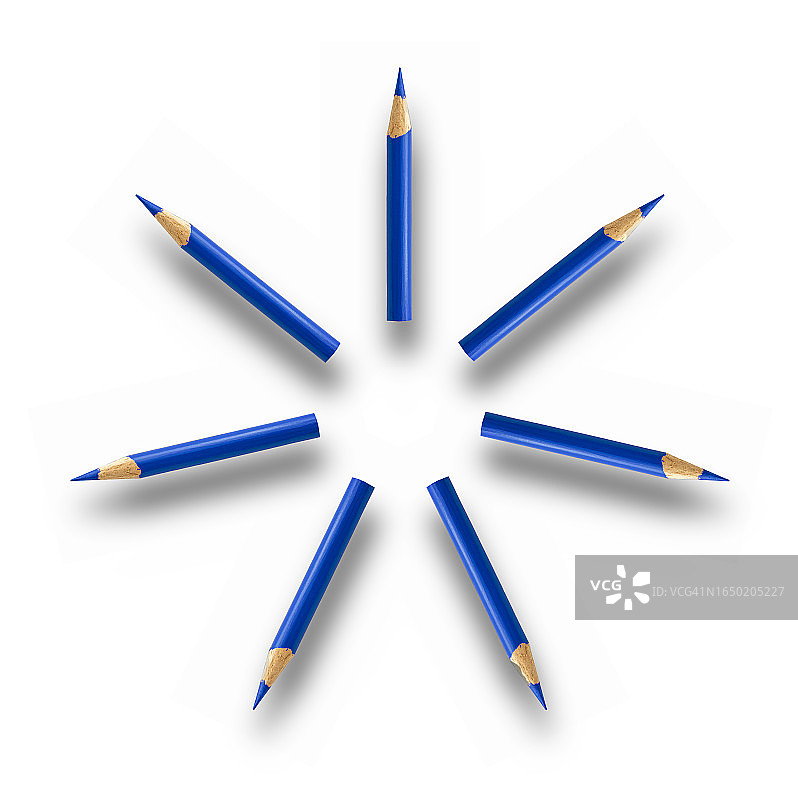 白色背景上组成圆圈的蓝色木质铅笔图片素材