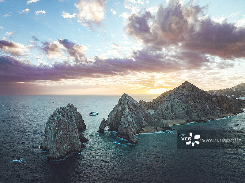 在墨西哥下加利福尼亚州圣卢卡斯角附近的海洋中的船只图片素材