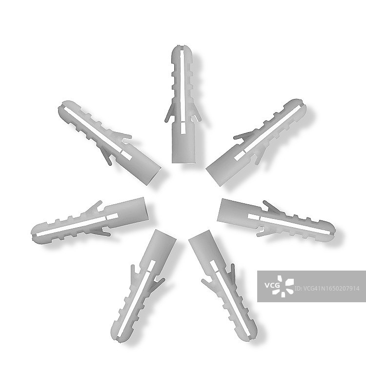 白色背景上形成圆圈的黄色塑料螺栓特写图片素材