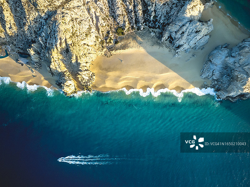 太平洋海浪拍打下加利福尼亚海滩图片素材