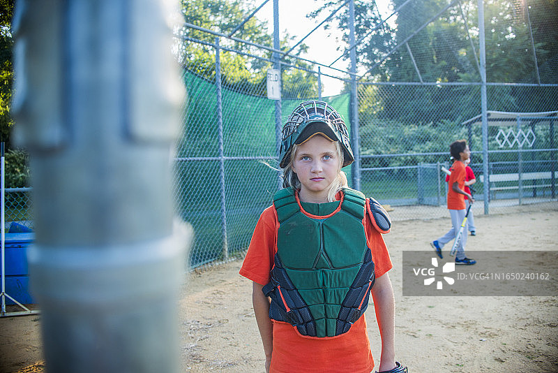 小联盟球队中10岁的女孩担任捕手图片素材